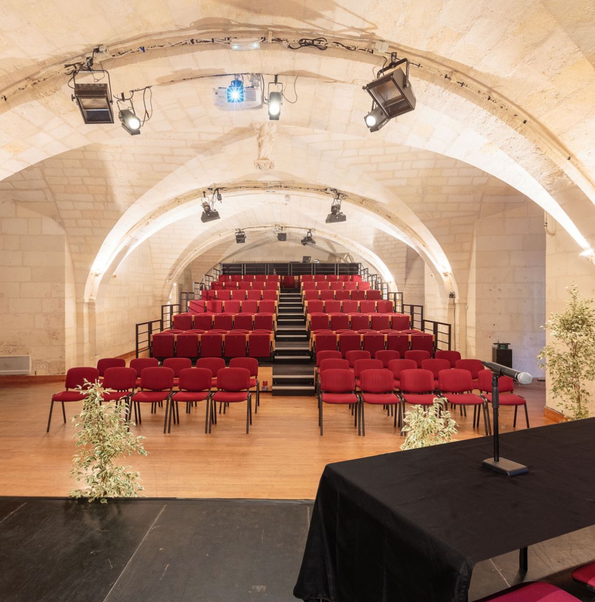 auditorium abbaye aux dames saintes par marc guervin