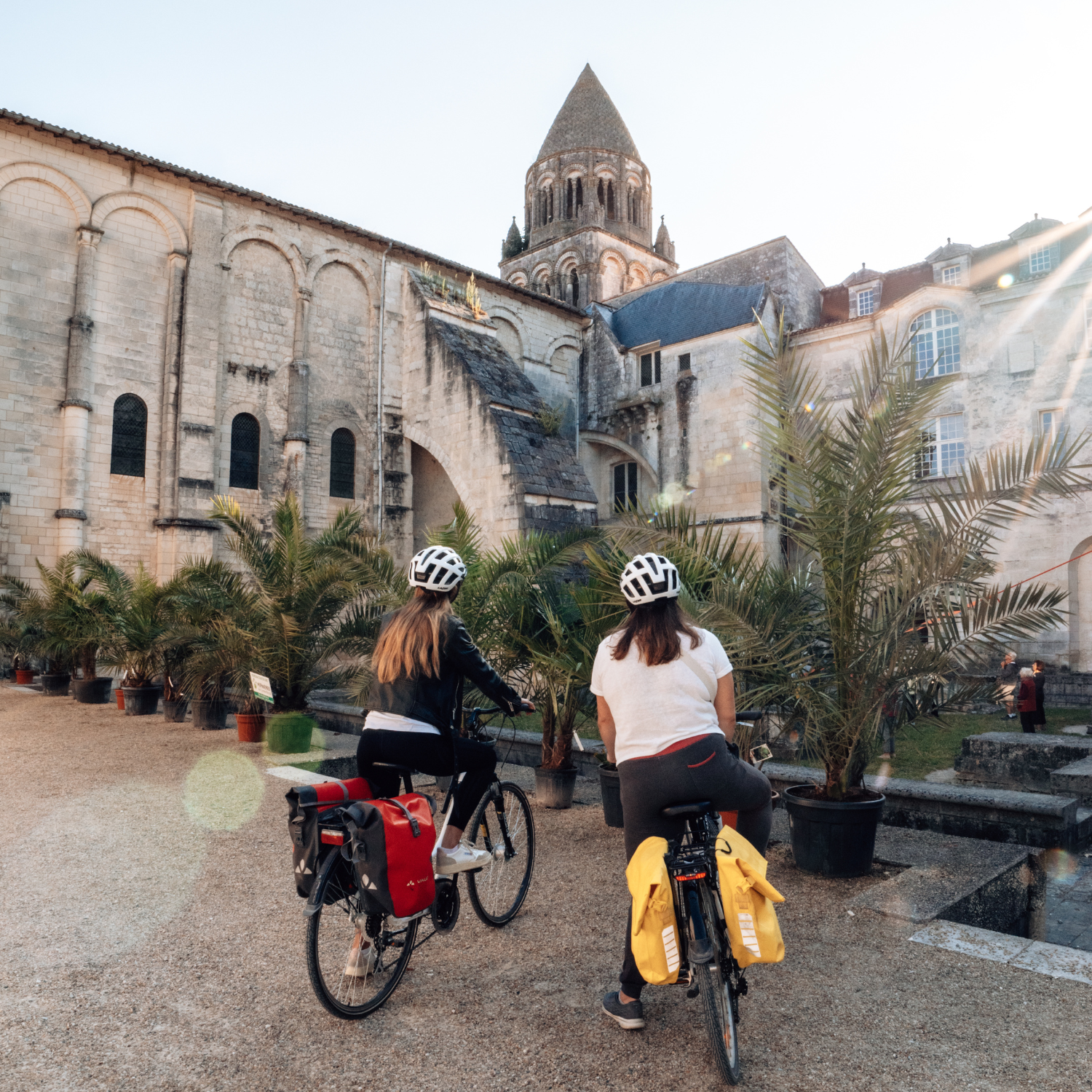 2 cyclotouristes abbaye aux dames saintes par TTWProduction